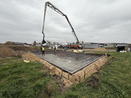 Betonowanie fundamentu domu szkieletowego w Konstantynowie Łódzkim