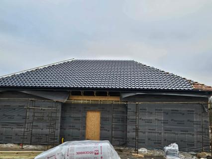 Gotowy dach i elewacja domu szkieletowego w Konstantynowie Łódzkim