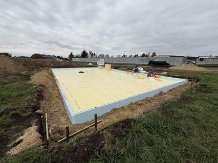 Widok płyty fundamentowej domu szkieletowego w Konstantynowie Łódzkim