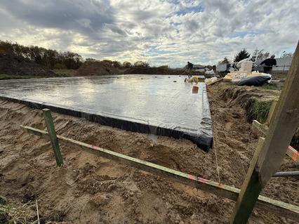 Płyta fundamentowa po betonowaniu w Konstantynowie Łódzkim
