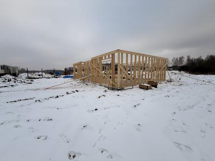 Szkielet domu na działce zimą w Konstantynowie Łódzkim