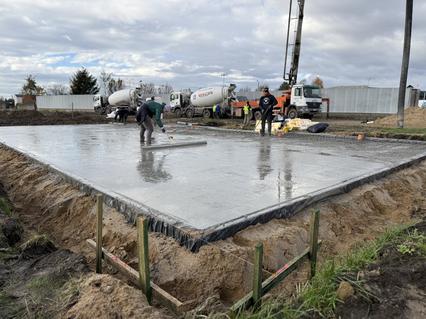 Wygładzanie betonu płyty fundamentowej w Konstantynowie Łódzkim