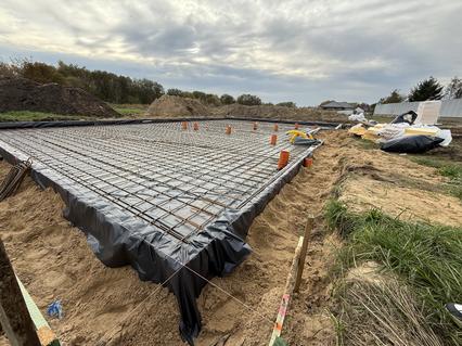 Zbrojenie przed betonowaniem fundamentu w Konstantynowie Łódzkim