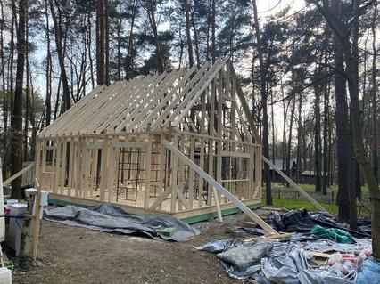 Konstrukcja szkieletu ścian domu drewnianego w Sokolnikach
