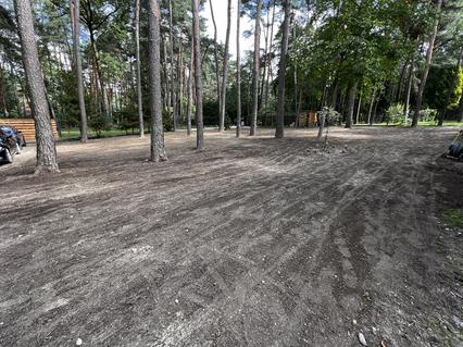 Przygotowanie terenu wokół domu szkieletowego w Sokolnikach