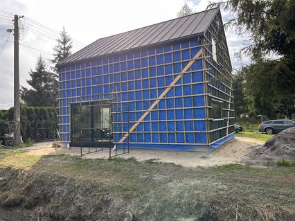Dach blaszany i montaż okien w domu szkieletowym w Starym Adamowie