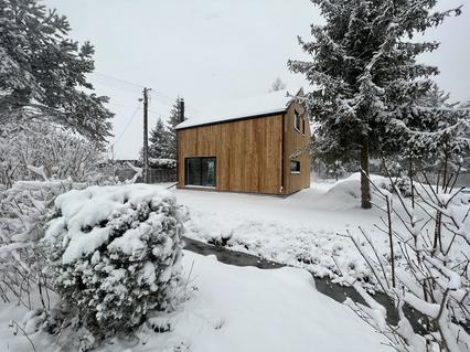 Dom szkieletowy w śniegu - widok ogólny w Starym Adamowie