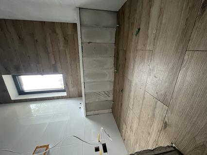 Łazienka z płytkami ściennymi w domu szkieletowym w Starym Adamowie