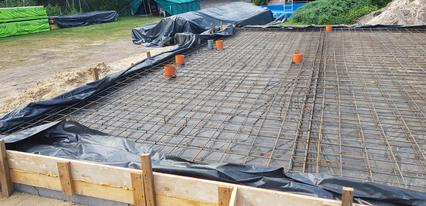 Zbrojenie z instalacjami w fundamencie domu w Starym Adamowie